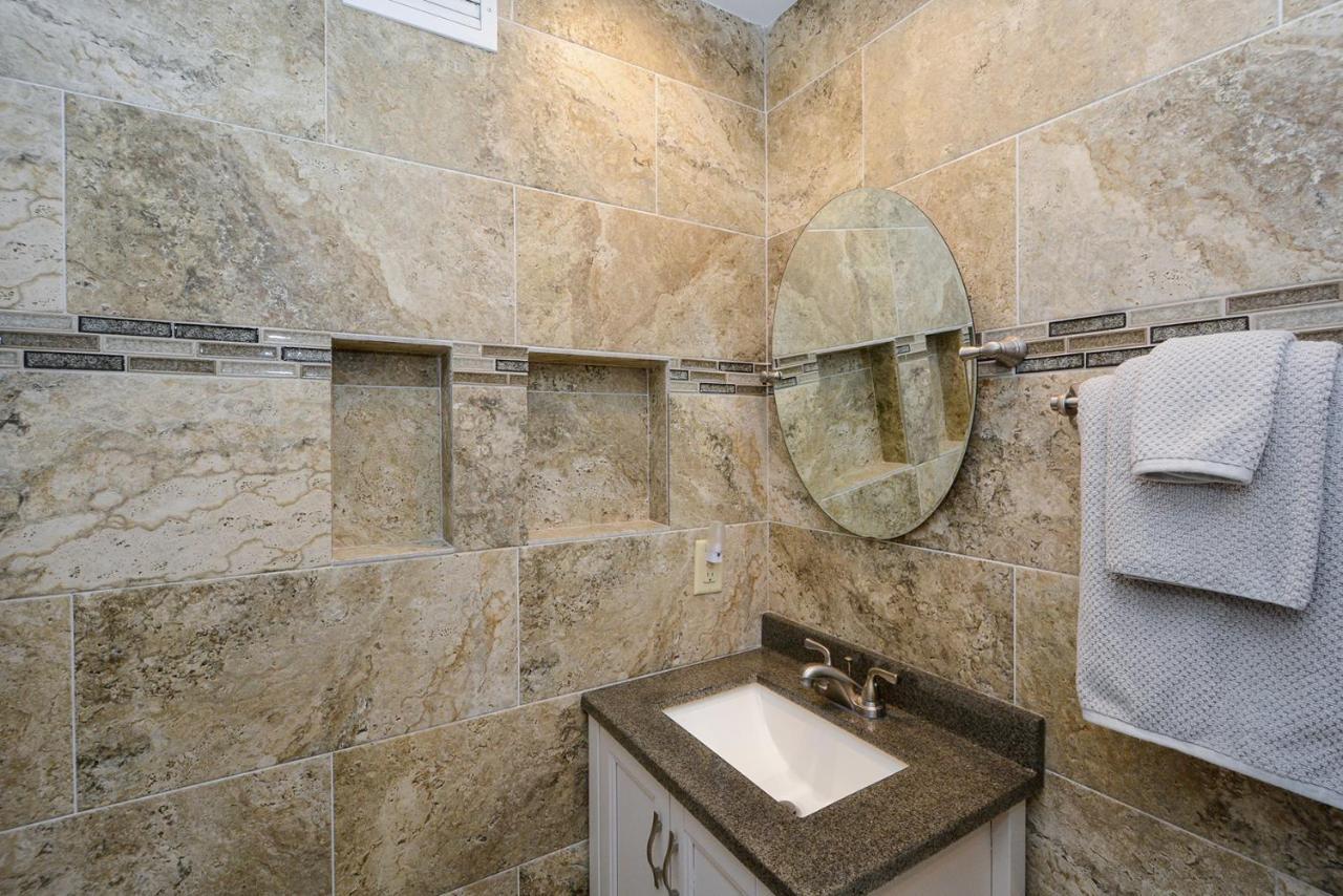 Canal 315 - Right In Siesta Key Village! Exterior photo